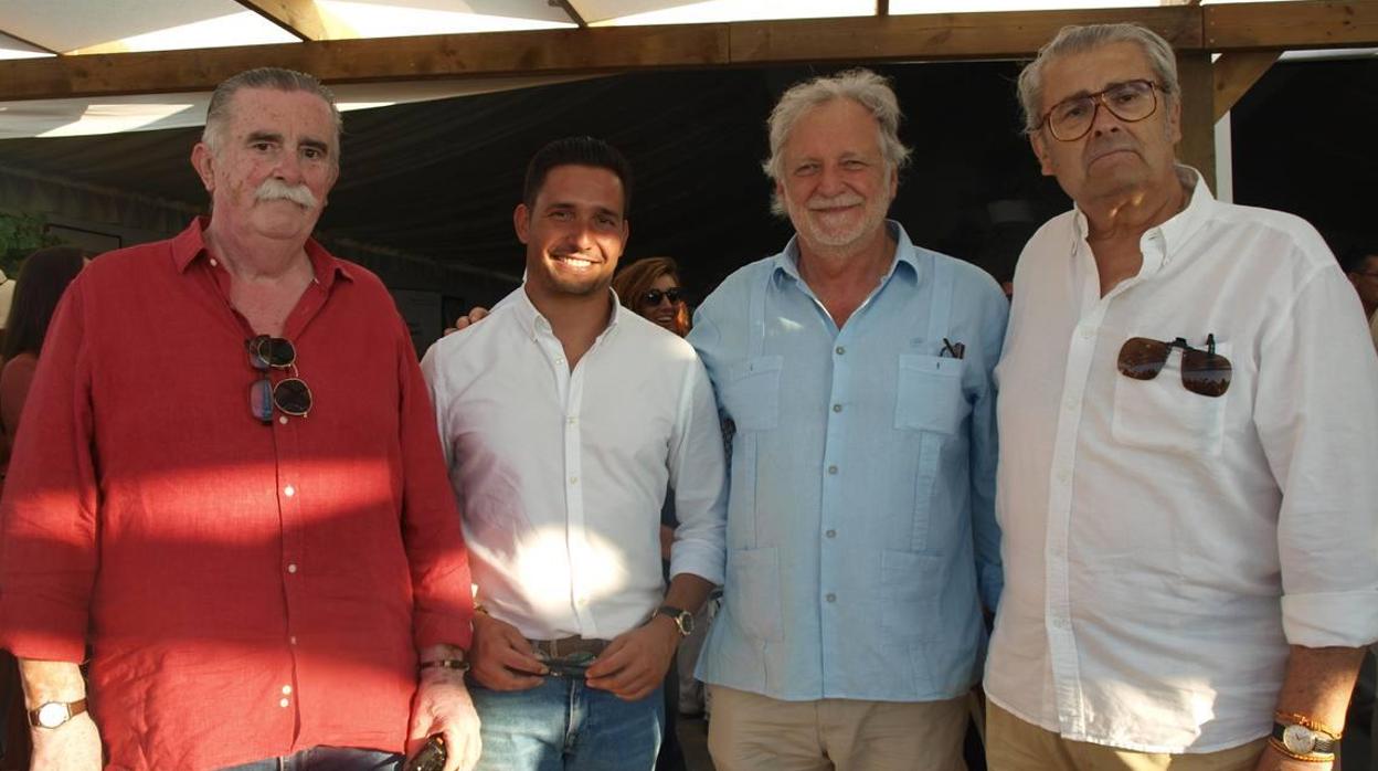 Carlos Lacave, Daniel Caballero, el duque de Medina Sidonia y José María Lacave en el Jockey Club