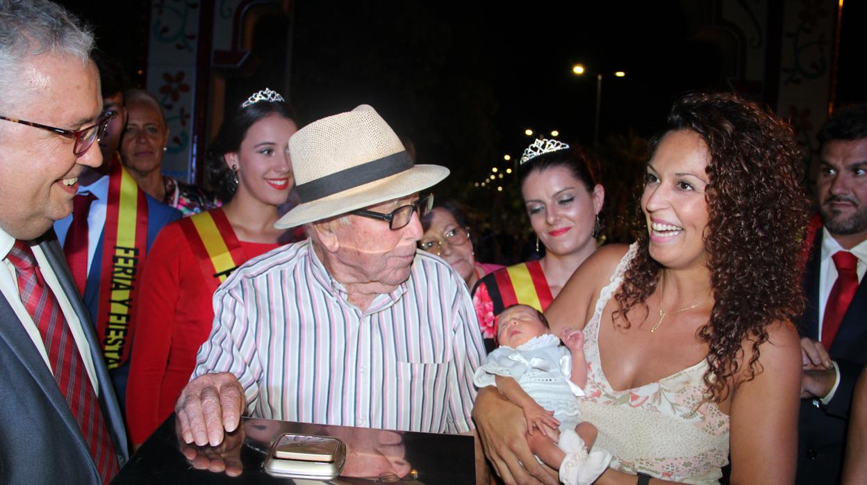 Sebastián Acevedo (98 años) y la pequeña Candela Liñero (recién nacida) en el momento del Alumbrado de la Feria