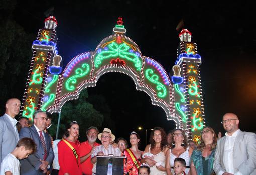 Foto de familia de las autoridades y personalidades junto a la portada de Feria