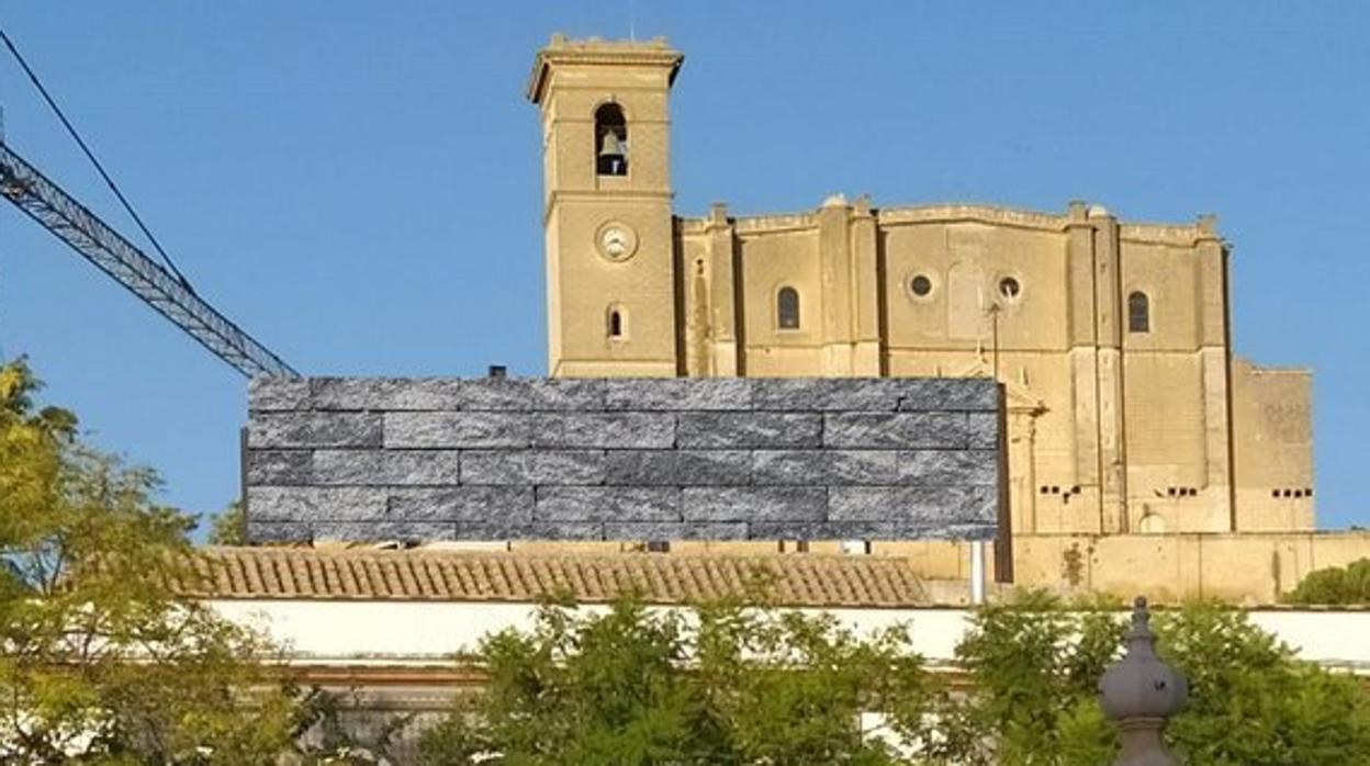 La Colegiata vista desde la Plaza Mayor con el teatro en medio