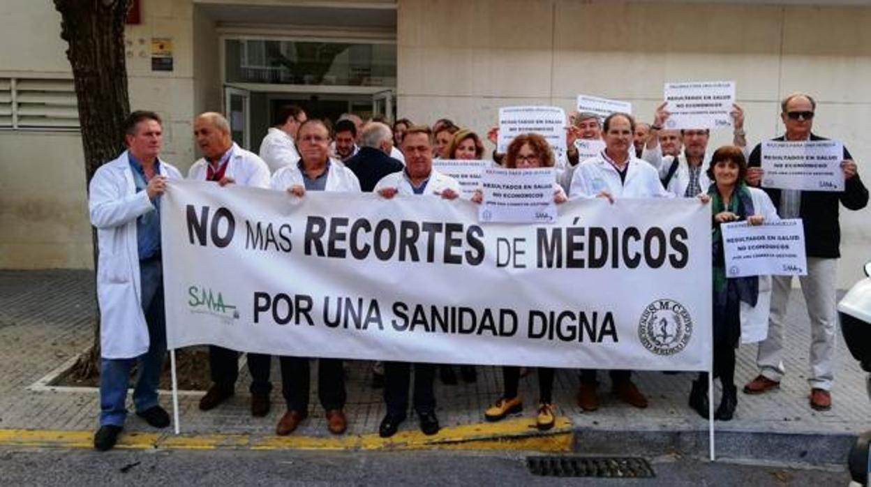 El colegio de los médicos inicia medidas legales contra el Ayuntamiento de El Garrobo por la médica retenida