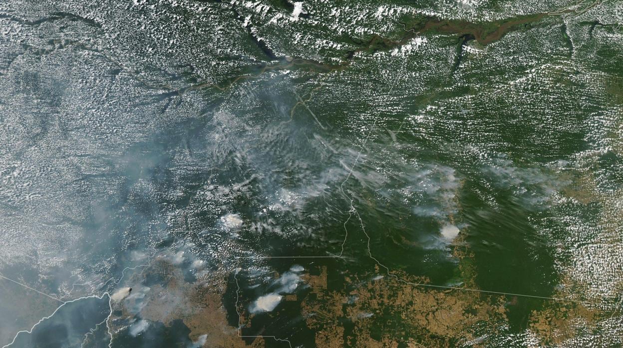 Fotografía tomada el 11 de agosto de 2019 publicada en la NASA, que muestra desde el espacio los focos de incendios forestales en la Amazonía brasileña.