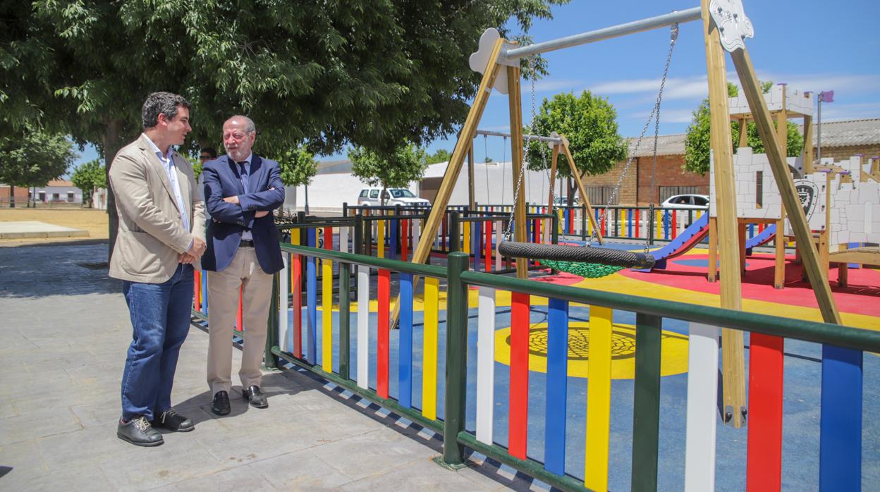 El presidente de la Diputación y el alcalde de Cañada Rosal visitan un parque infantil ejecutado con los planes Supera