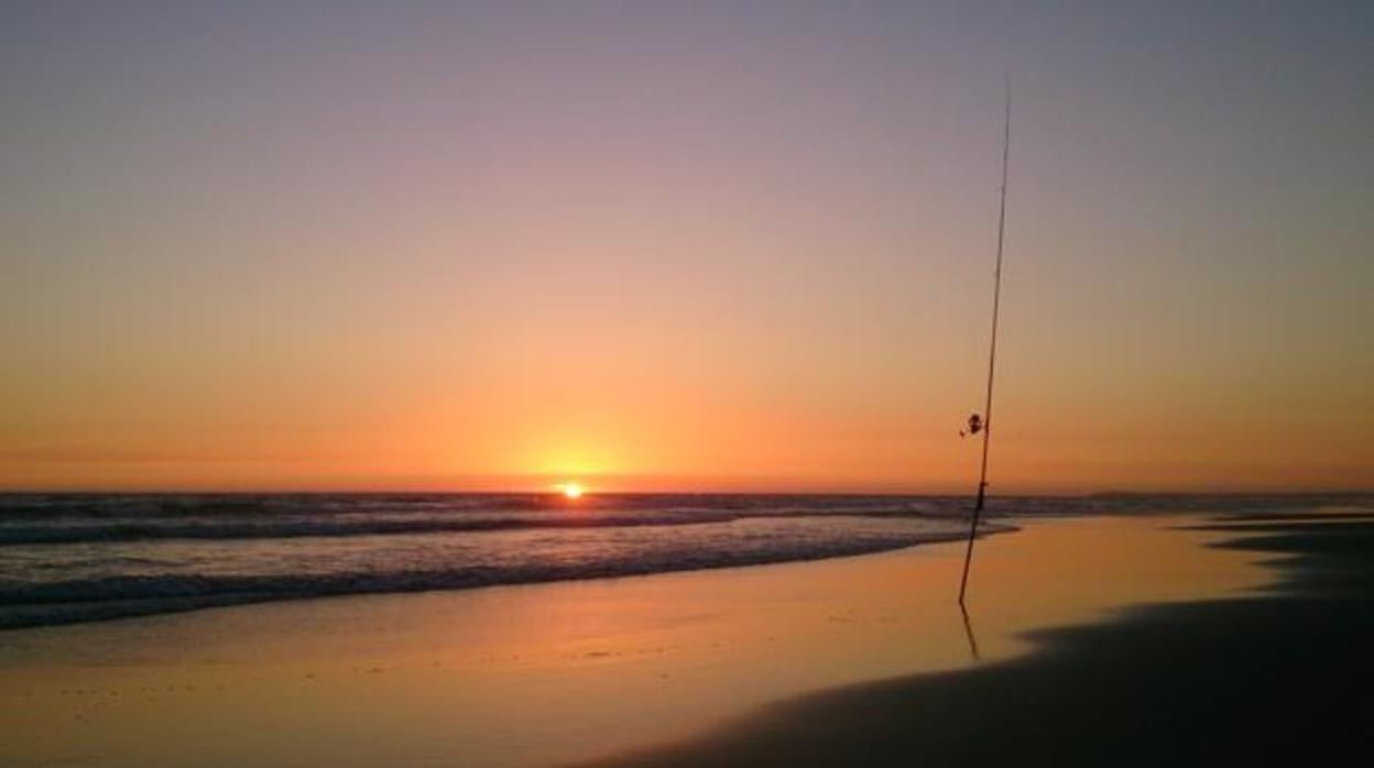 Puesta del sol en la playa del Palmar de Vejer, en Cádiz.