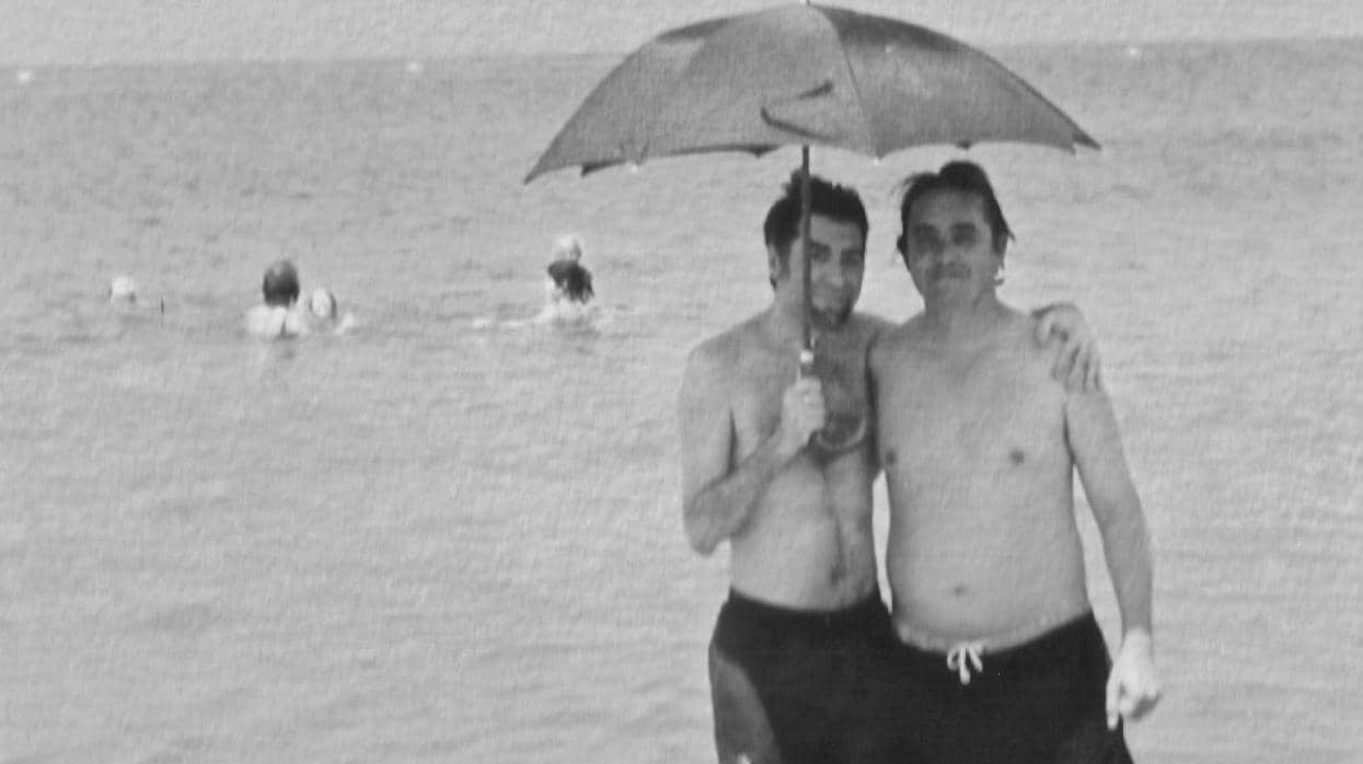 Joaquín Sabina y Luis García Montero, en las playas de Rota.