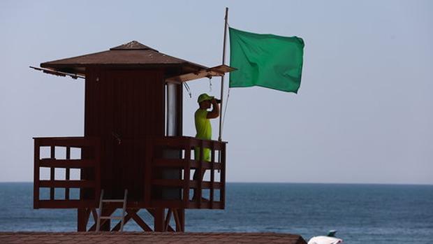 Los socorristas apuestan por una playa con servicios hasta octubre