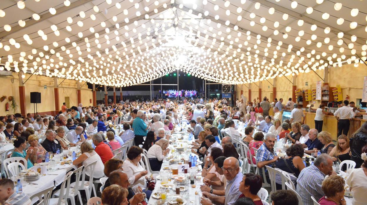 En la caseta municipal de Utrera todos los años se celebra una gran «cena del pescaíto»