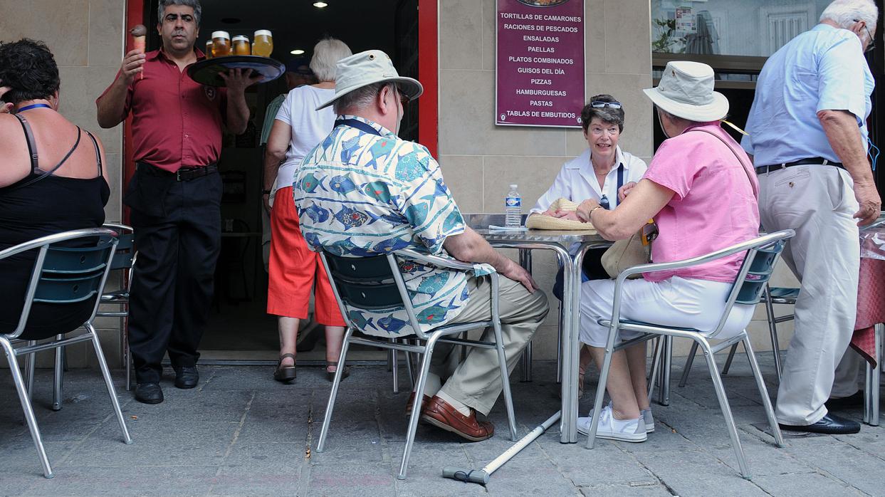 Turistas en una terraza de un bar de la provincia de Cádiz.