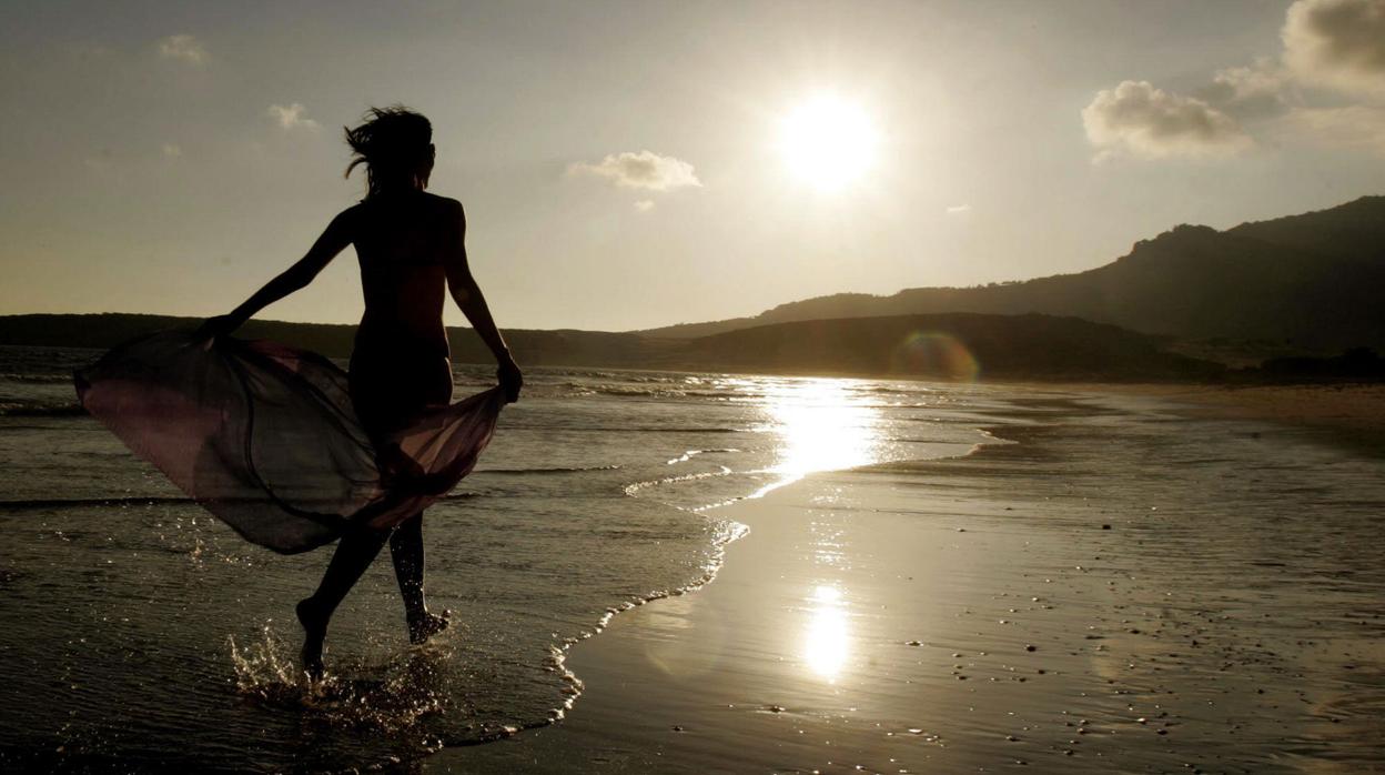 La playa de Bolonia es elegido por decenas de parejas para hacerse fotografías de postboda.