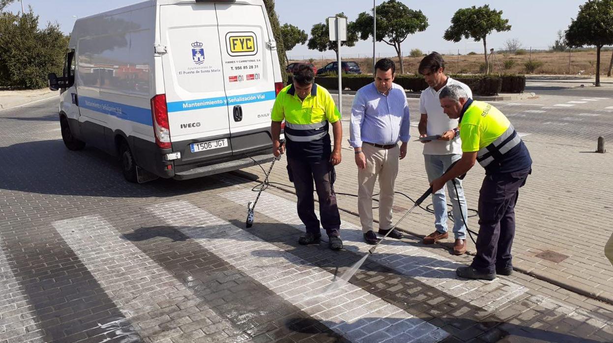 Labores de limpieza en los pasos de peatones.