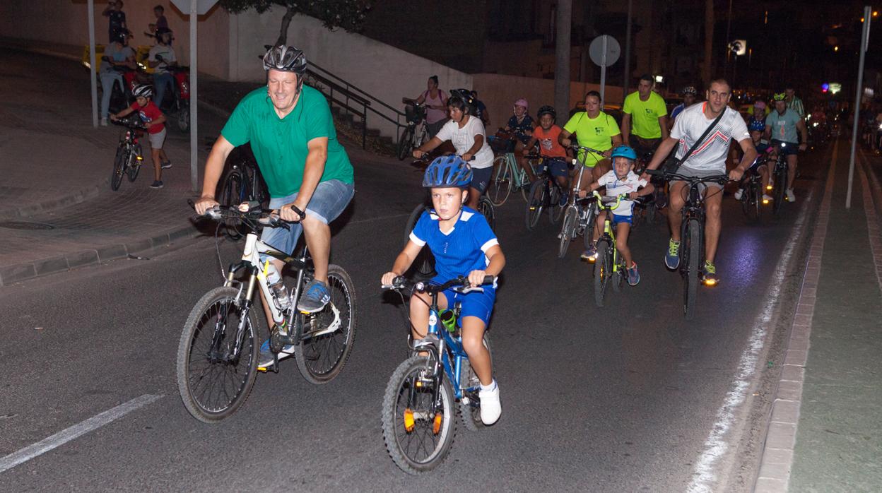 Cada año aumenta el número de de familias que participan en el Paseo Nocturno en Bici