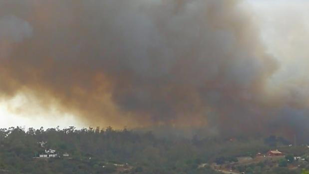 Sesenta evacuados por el incendio forestal en El Ronquillo, cerca de los Lagos del Serrano