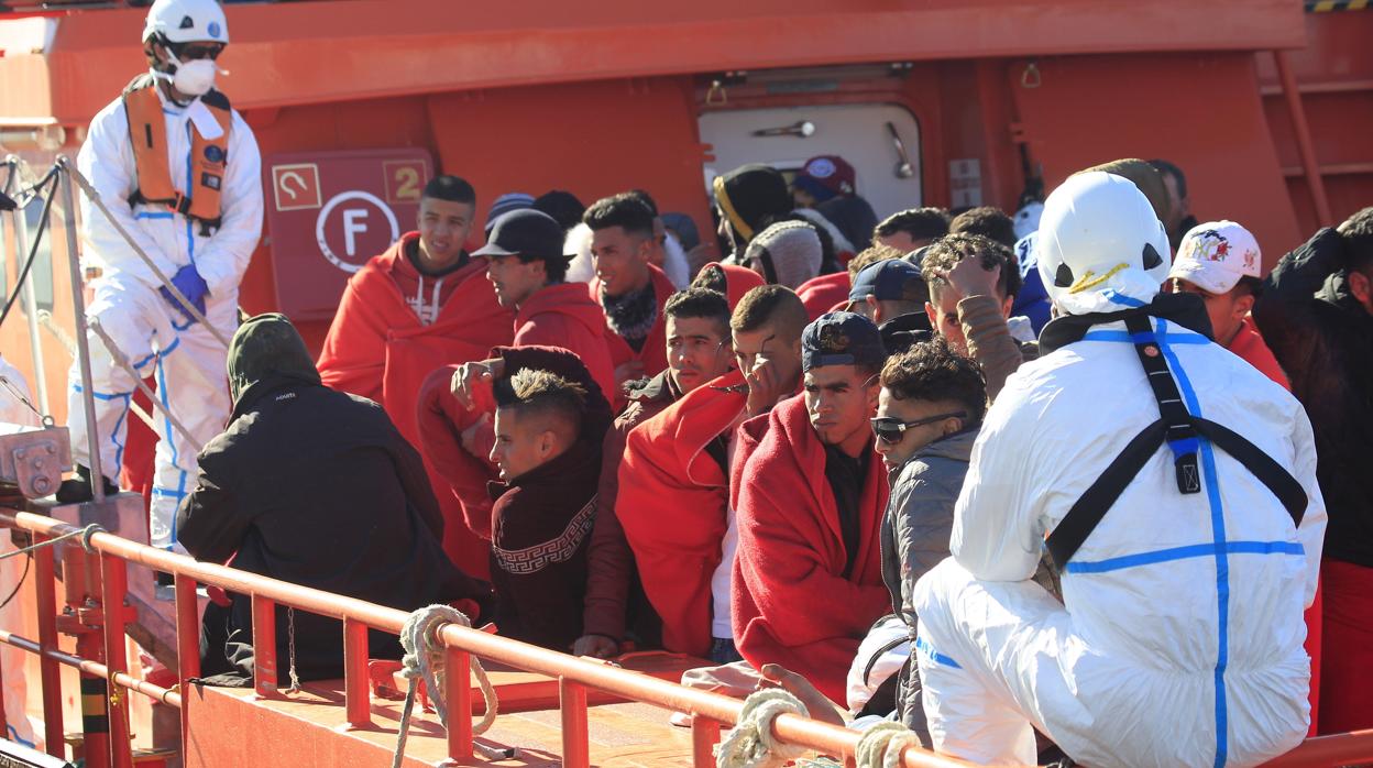 Imagen de Salvamento Marítimo tras rescatar a 49 inmigrantes en el Estrecho el pasado mes de enero.