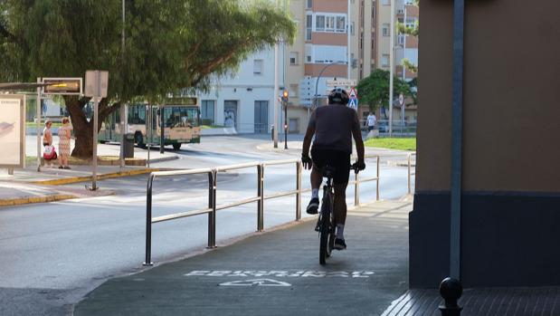 El Ayuntamiento de Cádiz instala 150 bicicleteros nuevos en la ciudad