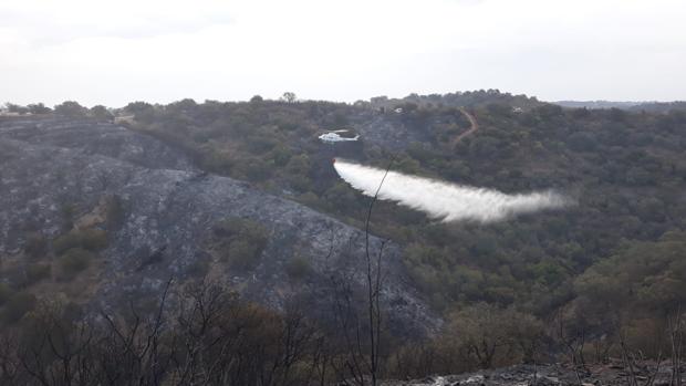 Los medios aéreos vuelven a El Ronquillo para sofocar el incendio que tiene a 40 personas desalojadas