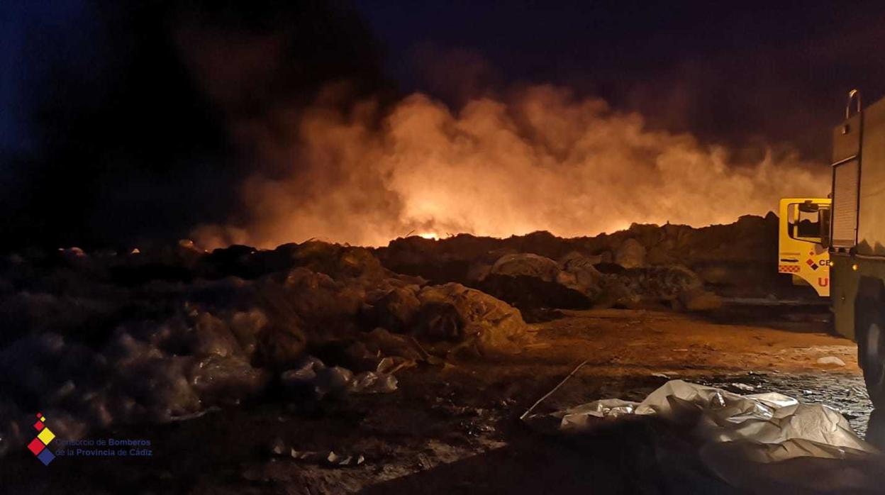 Imagen del incendio de la noche del sábado en Sanlúcar