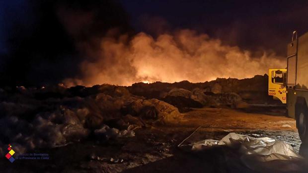 Incendio en el Punto Limpio de invernaderos de la Colonia de Monte Algaida en Sanlúcar