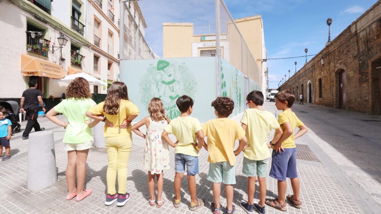 Varios alumnos del Colegio Celestino Mutis, vestidos de amarillo