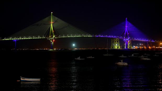 El Puente de la Constitución de 1812 se engalana con los colores del Cádiz CF