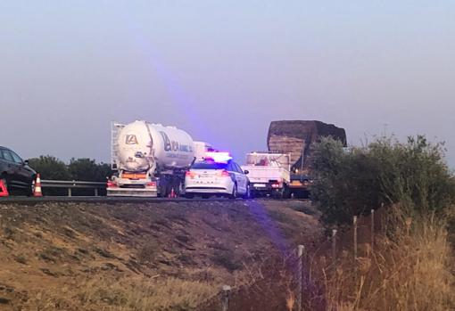 El camión que transportaba paja se encontraba parado en el carril derecho