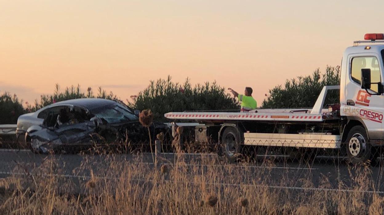 Una grúa retira uno de los vehículos accidentados en la A-92