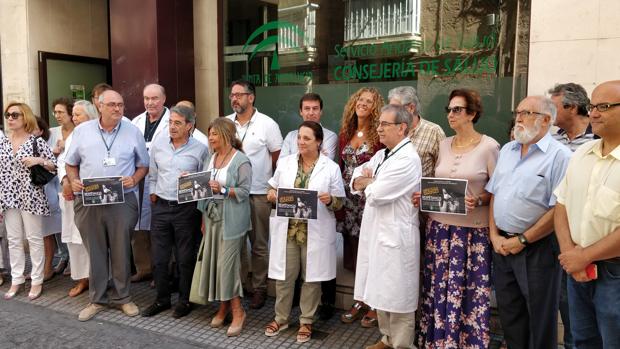 El personal sanitario de Cádiz muestra su repulsa ante las últimas agresiones sufridas