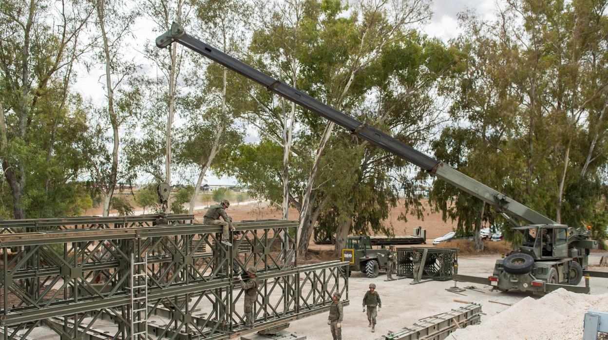 Desmontaje por parte del Ejército del puente provisional instalado tras el temporal de hace un año