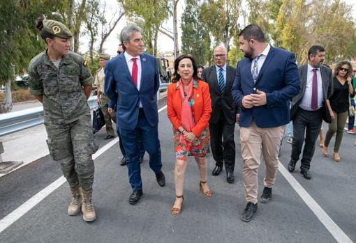 La ministra Margarira Robles junto a las autoridades presentes en El Rubio