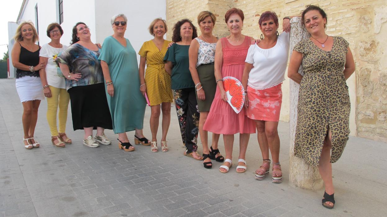 Maica Sánchez, derecha, junto a nueve de las alumnas del Taller de Teatro del Área de la Mujer de Lebrija