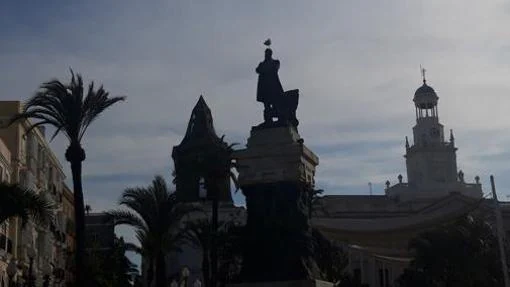 El imponente monumento de Moret, en la Plaza de San Juan de Dios de Cádiz