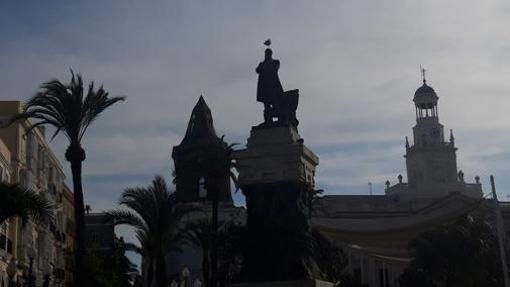 El imponente monumento de Moret, en la Plaza de San Juan de Dios de Cádiz