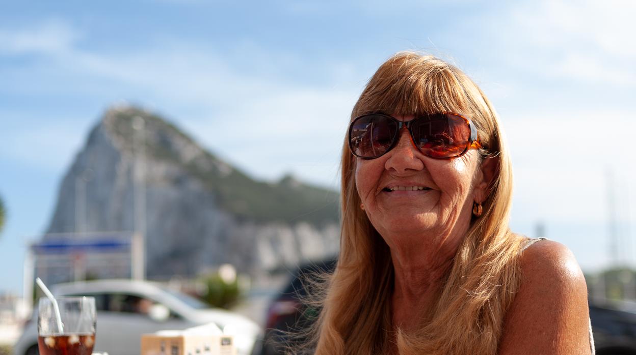 Kristina Long, en una terraza con el Peñón al fondo