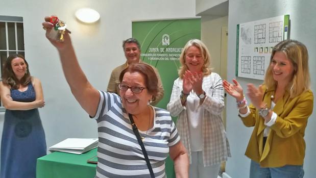 La Junta entrega las once viviendas de la recuperada finca de calle Troilo en Cádiz