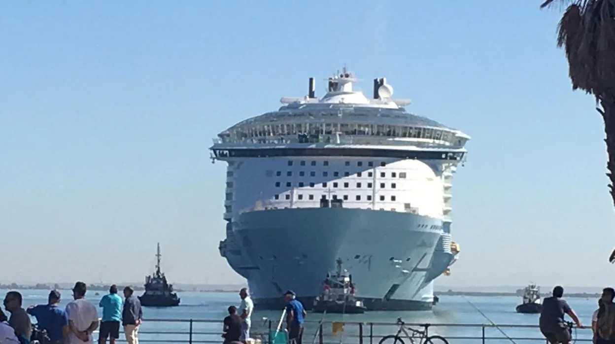 El crucero &#039;Oasis of the Seas&#039;, de Royal Caribbean, vuelve a Navantia en Cádiz para ser revitalizado