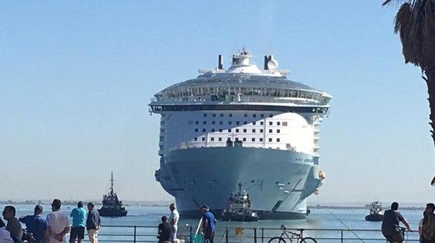 El crucero 'Oasis of the Seas', de Royal Caribbean, vuelve a Navantia en Cádiz para ser revitalizado