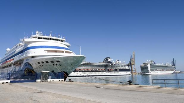 Casi 7.000 turistas llegan a Cádiz a bordo de tres cruceros