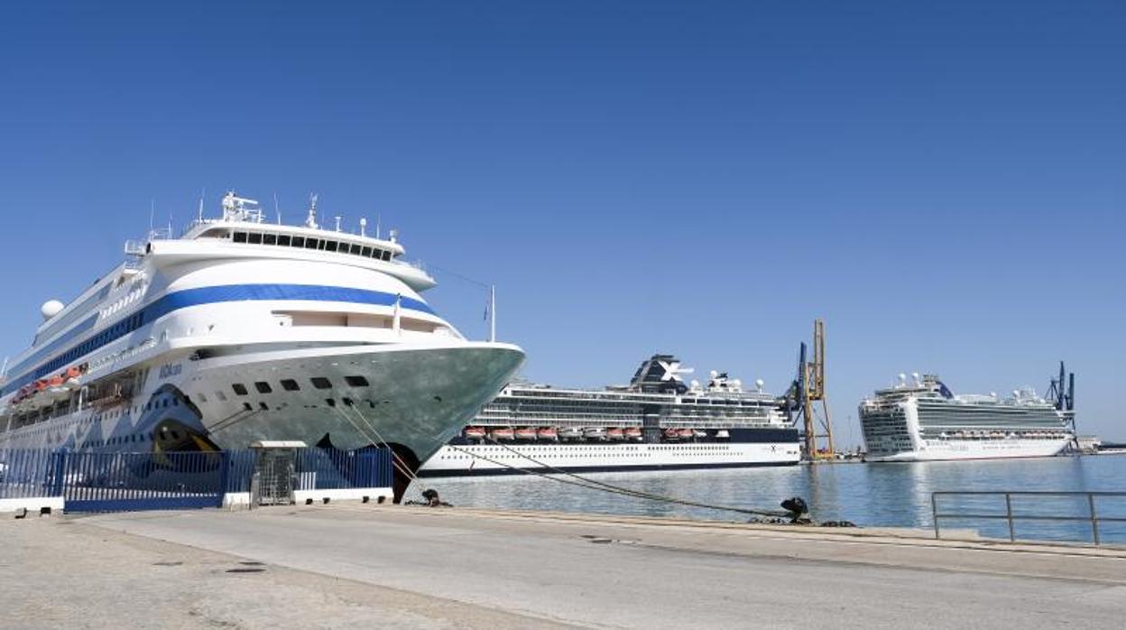 Los tres cruceros, atracados en el puerto de Cádiz esta mañana