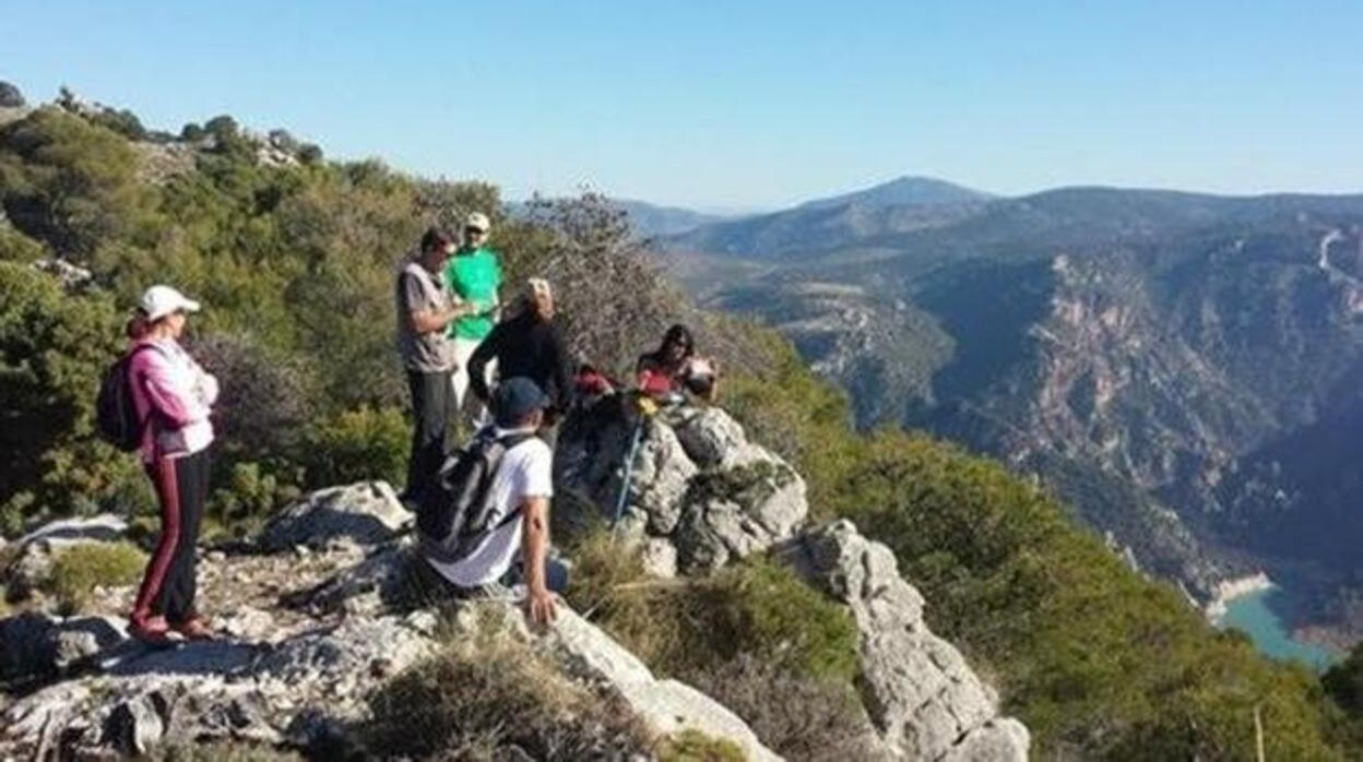 Excursionistas en uno de los montes de la Sierra de Cádiz.