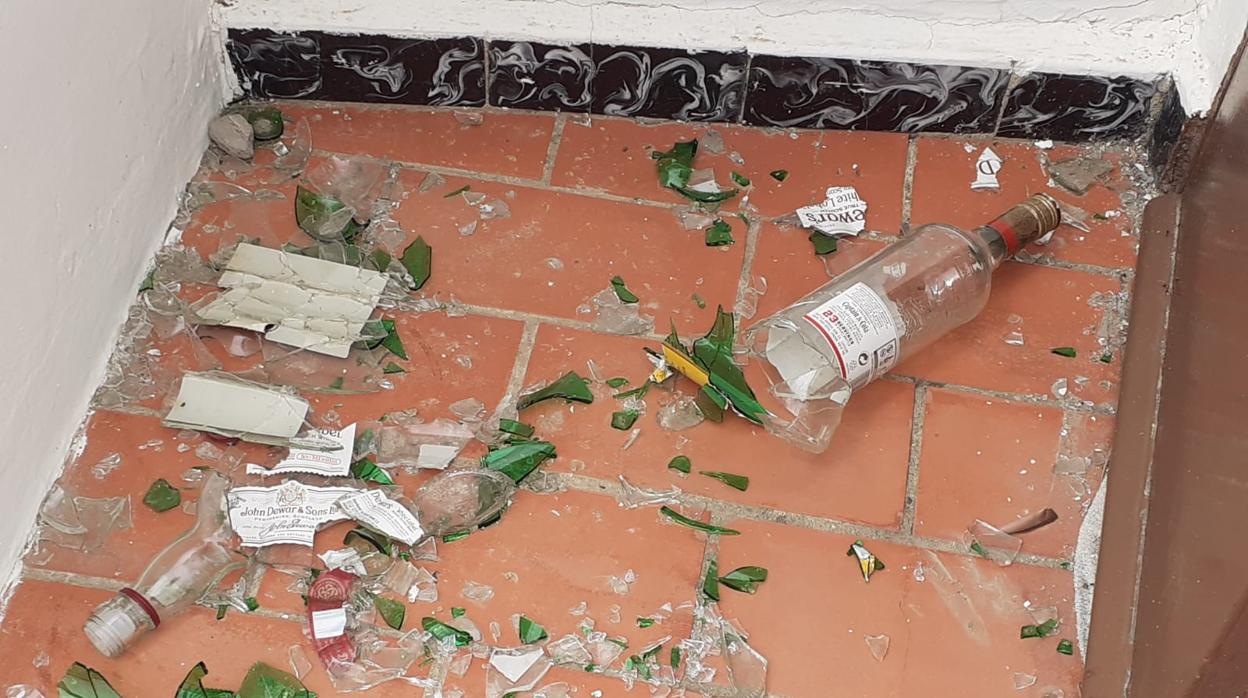 Restos de botellas de cristal rotas en la azotea de la vivienda de los ancianos de Arahal