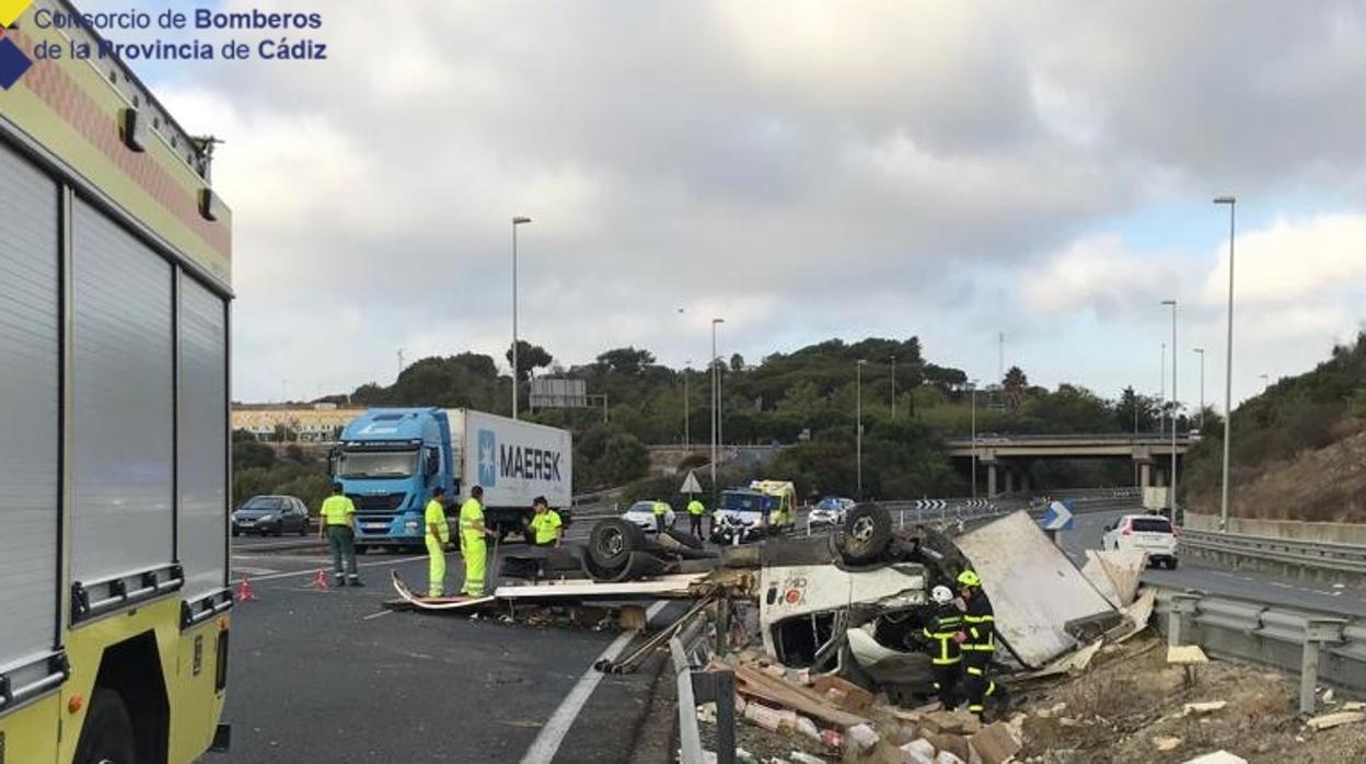 Vuelca un camión cargado de botellas de vino en la A-7 a la altura de San Roque