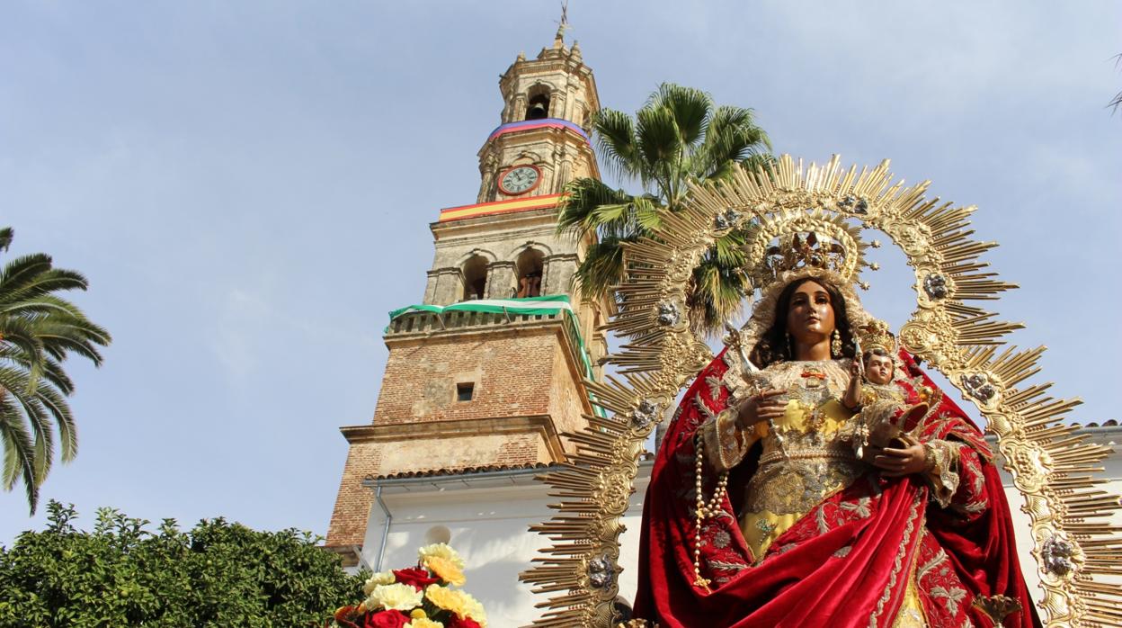 La Virgen del Robledo, a su salida de la parroquia de Santa María de la Encarnación