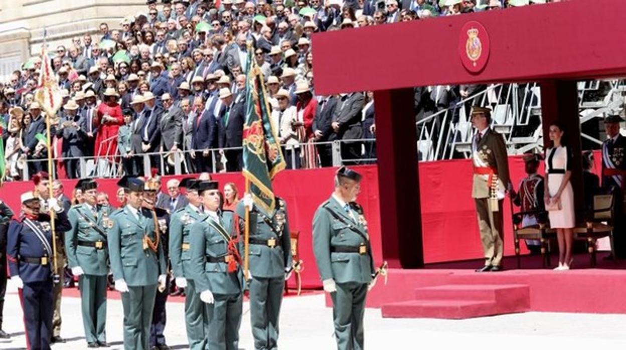 Desfile de una representación de la Guardia Civil ante Sus Majestades