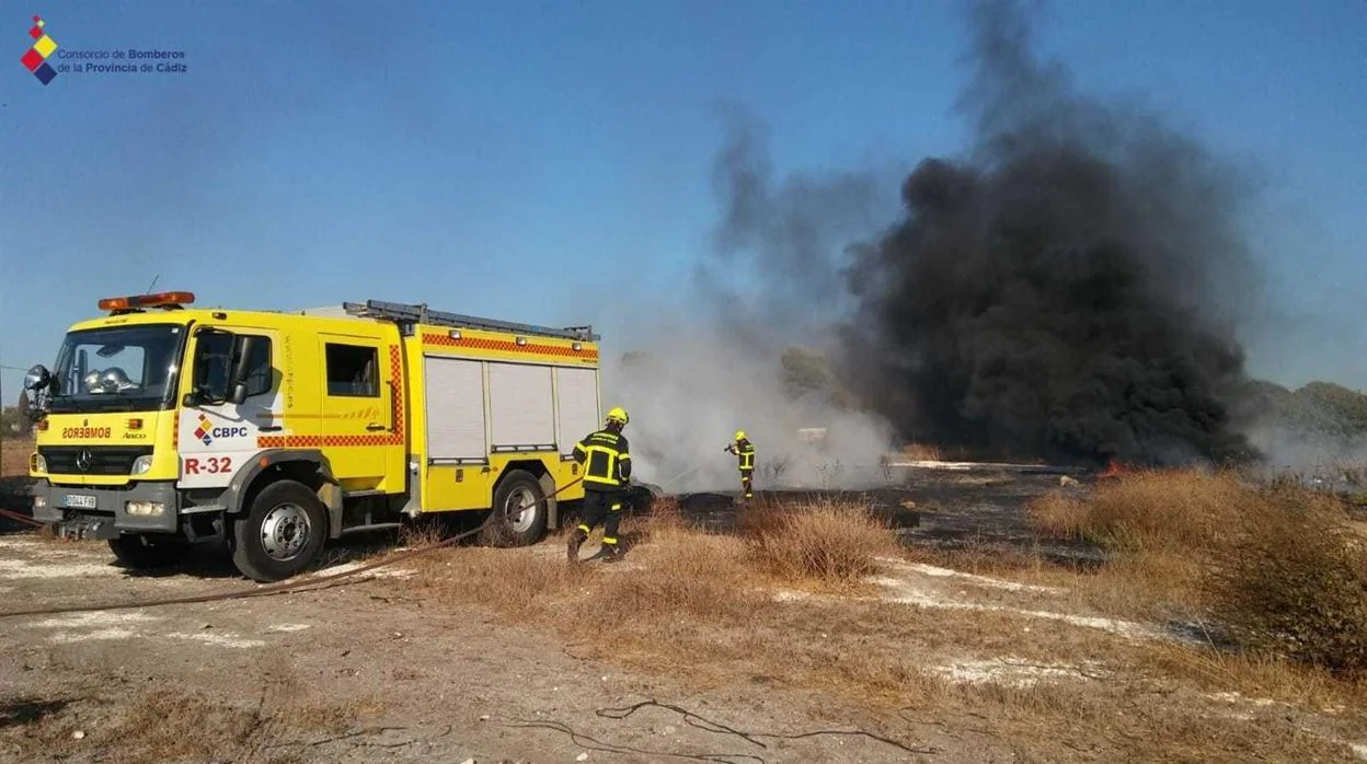 Un incendio de pastos con neumáticos calcina siete hectáreas en Jerez