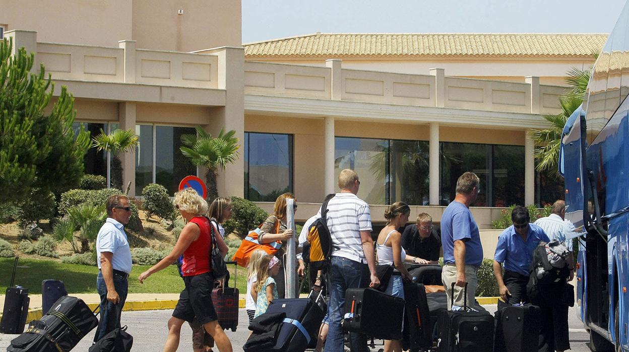 Un grupo de turistas a la salida de un hotel en Cádiz