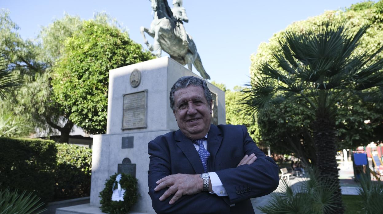 El embajador de Argentina, Federico Ramón Puerta, ante la estatua de José de San Martín en Cádiz.