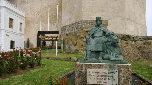 Estatua a Sancho IV el Bravo, en Tarifa.