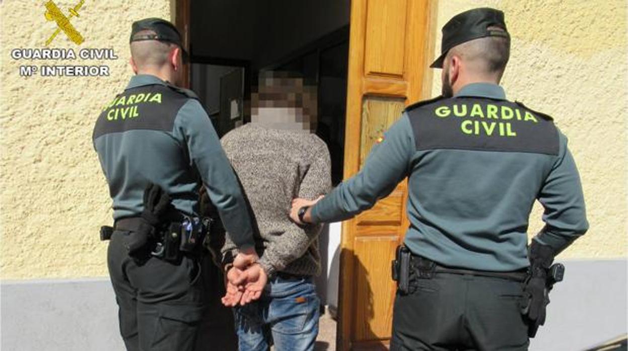 Una imagen de archivo de una detención por parte de la Guardia Civil