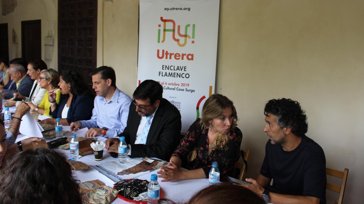 Rocío Márquez conversando con Arcángel en la presentación de este evento flamenco utrerano