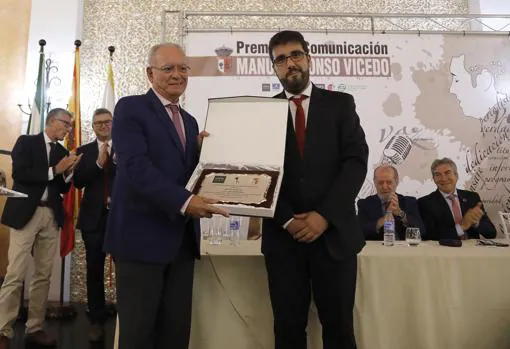 El director de ABC de Sevilla, Álvaro Ybarra, recibe una mención especial por el 90 aniversario del periódico