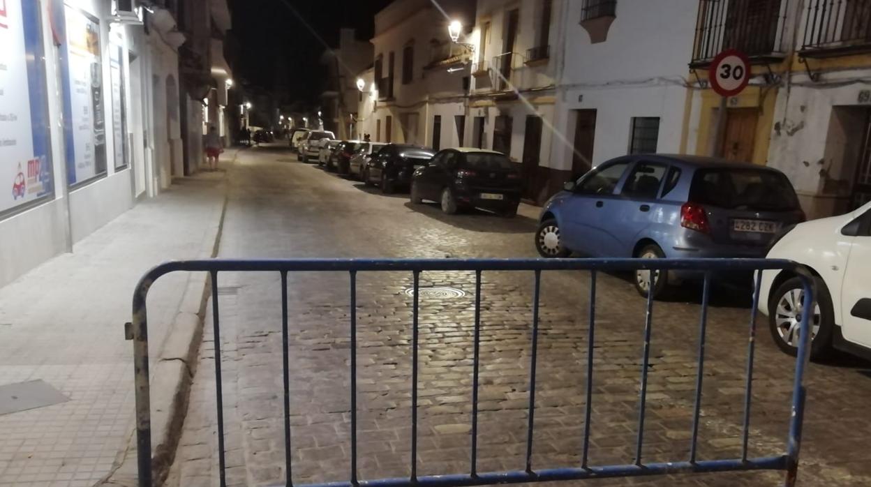 Calle de Écija en la que este viernes ha perdido la vida un trabajador